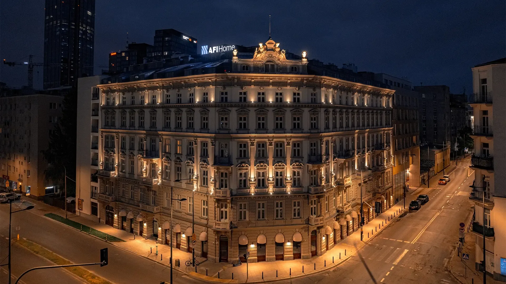 AFI Home, Złota 83, zdjęcie nocą