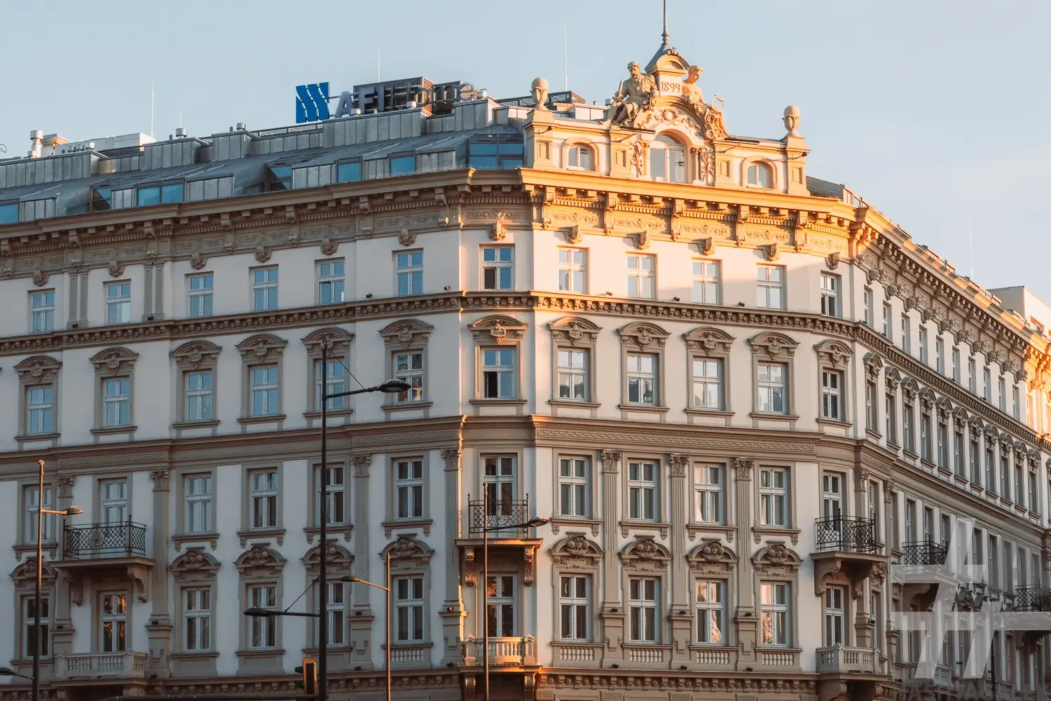 Budynek inwestycji Złota 83 zbliżenie elewacji, Warszawa